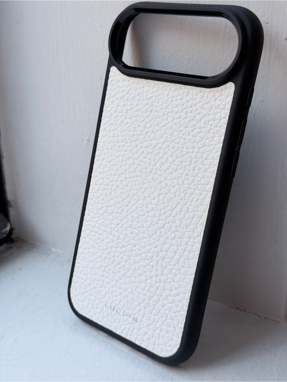 LUCRIN - White Leather-Peble. Le Phone Case with Black Frame